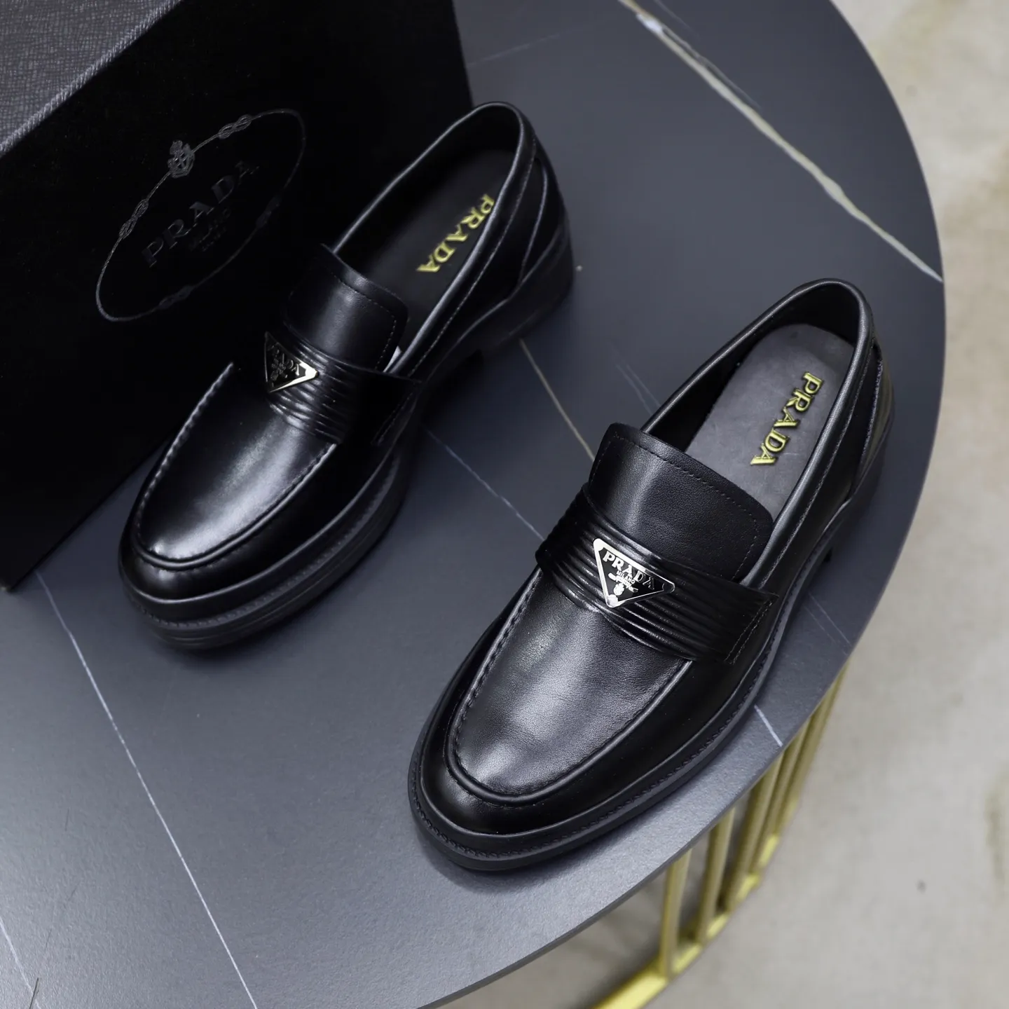 Men's shoes: 540💰🙅‍♂️🙅‍♂️🙅‍♂️ Brand: PRADA Standard code: Men's code 38-44 (45 can be customized) Grade: Same style as the official website Original order quality Material: Original cowhide surface Comfortable sheepskin lining Original outsole Style category: Men's fashionable casual leather shoes Distinguished big-name luxury elements Top luxury Color: actual picture color